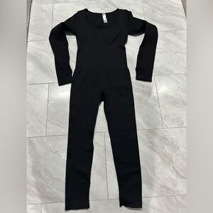 So slick long sleeve ribbed jumpsuit fits a medium/large